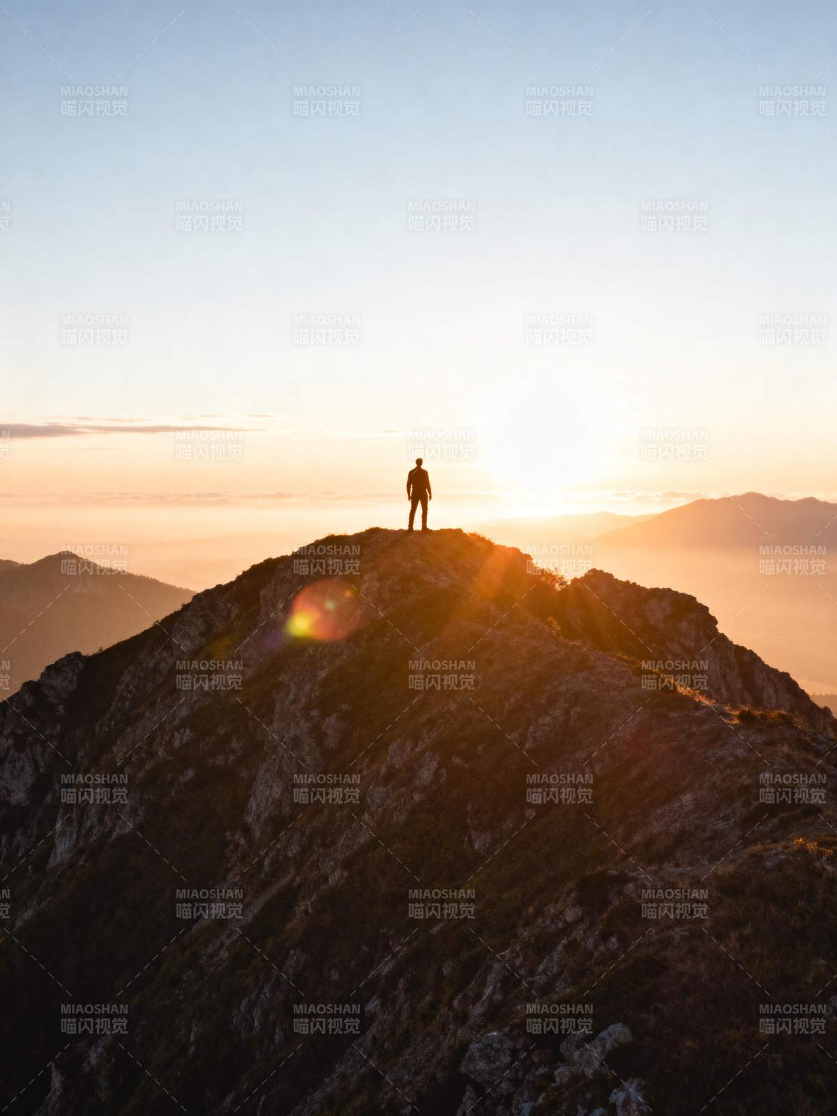 山顶日出剪影图片