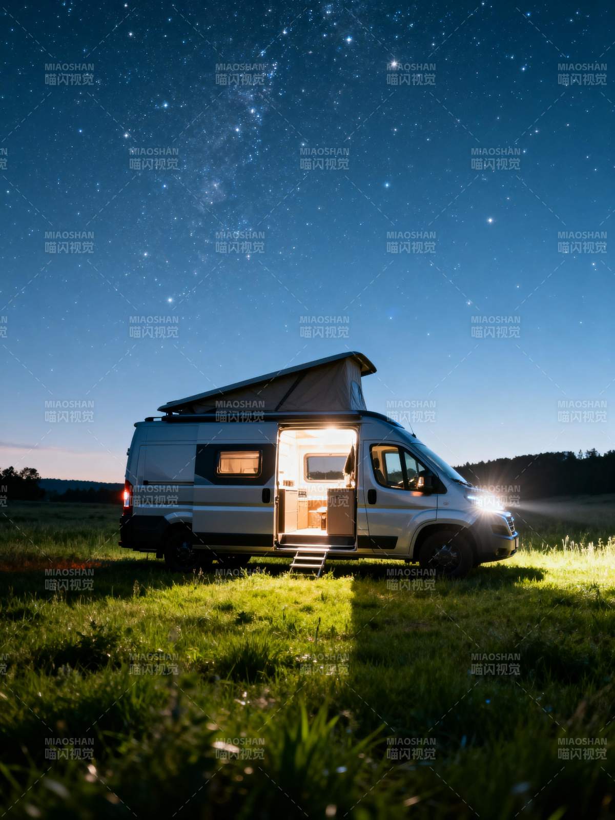 星空下的露营车图片