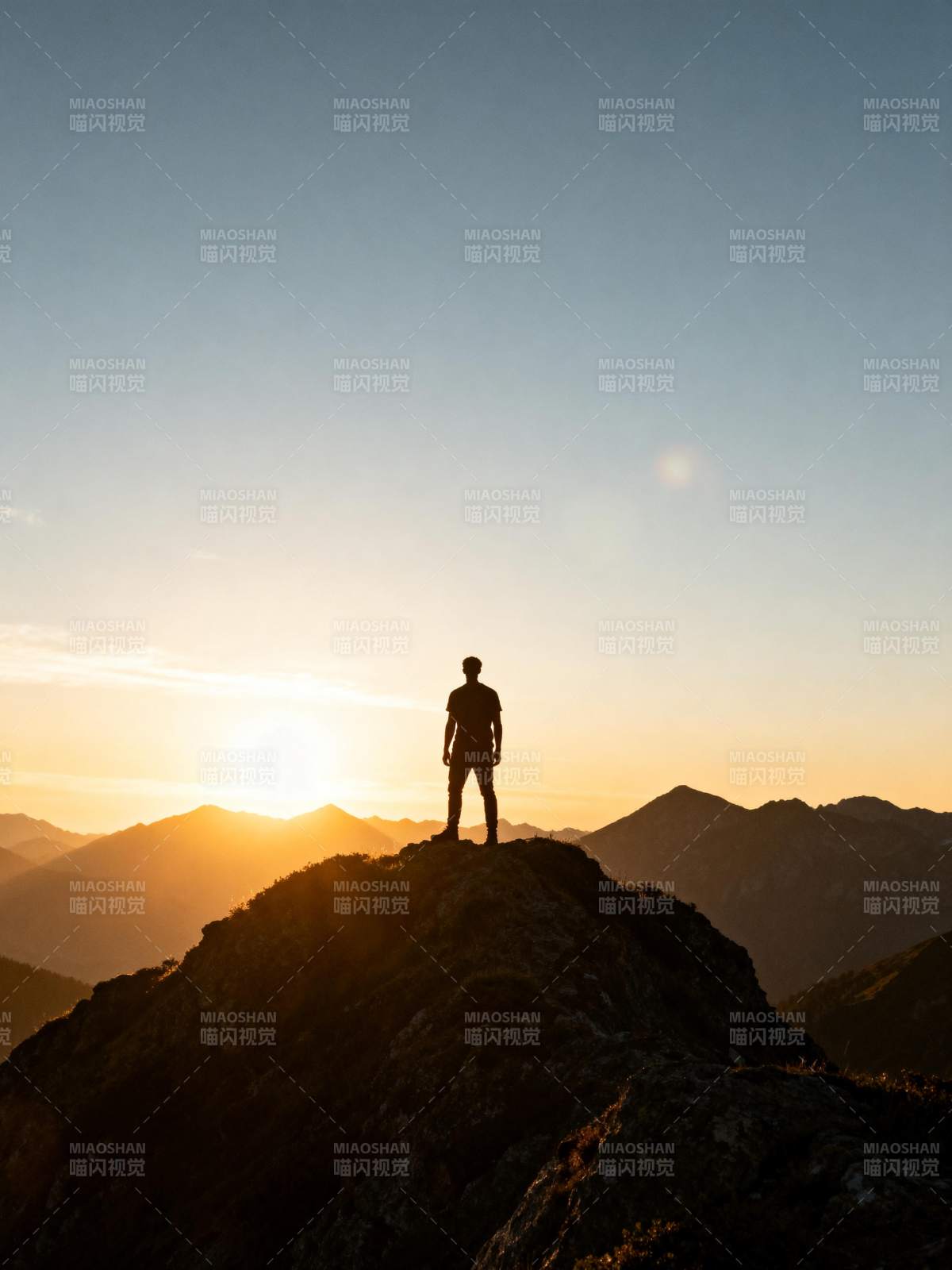 山顶日出剪影图片