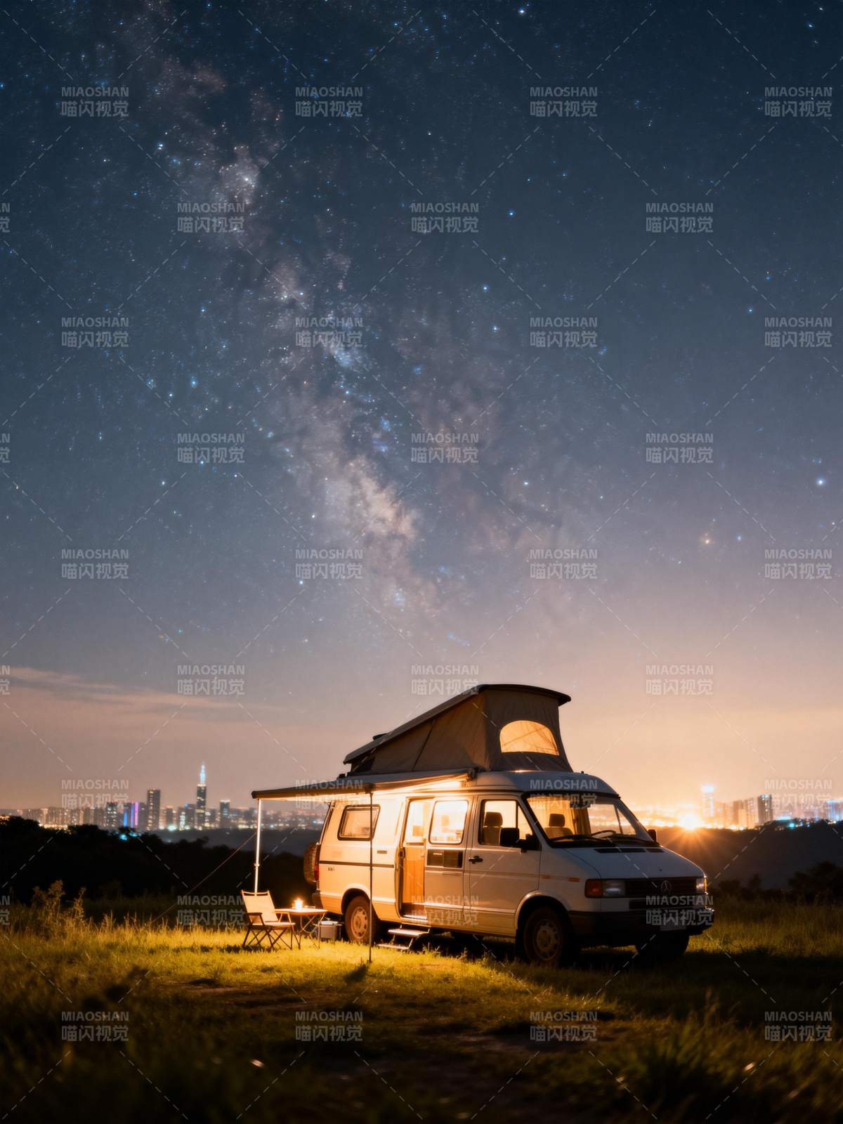 星空下的露营车图片