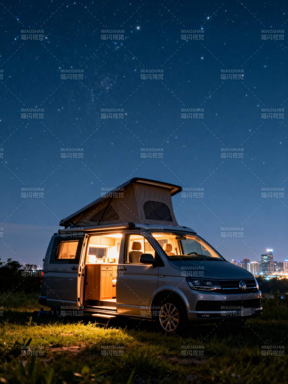 星空下的露营车图片