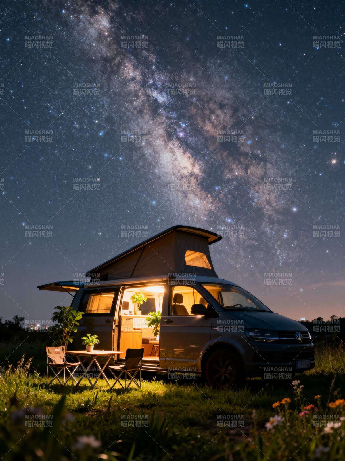 星空下的露营车图片