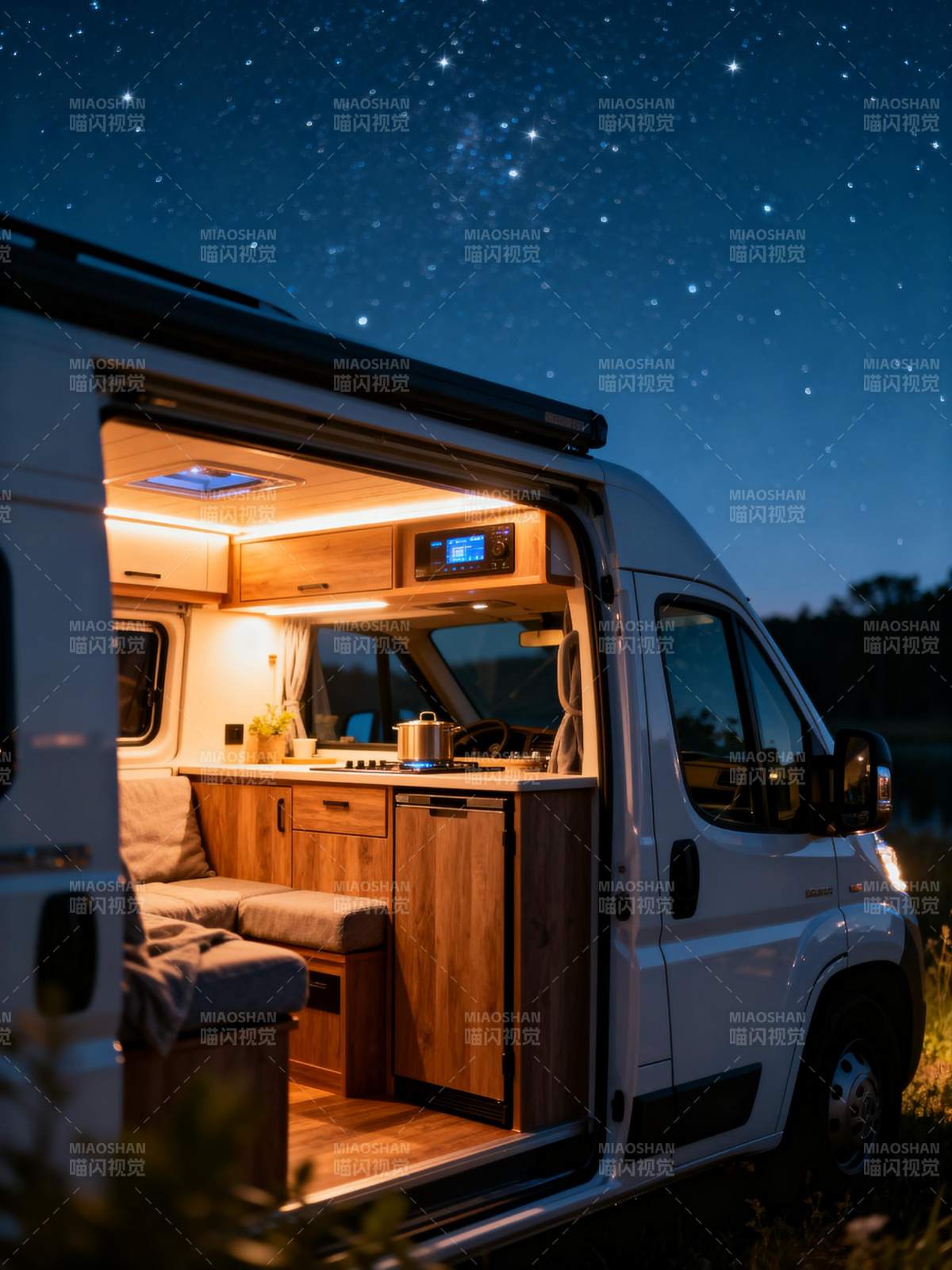 星空下的房车夜景图片