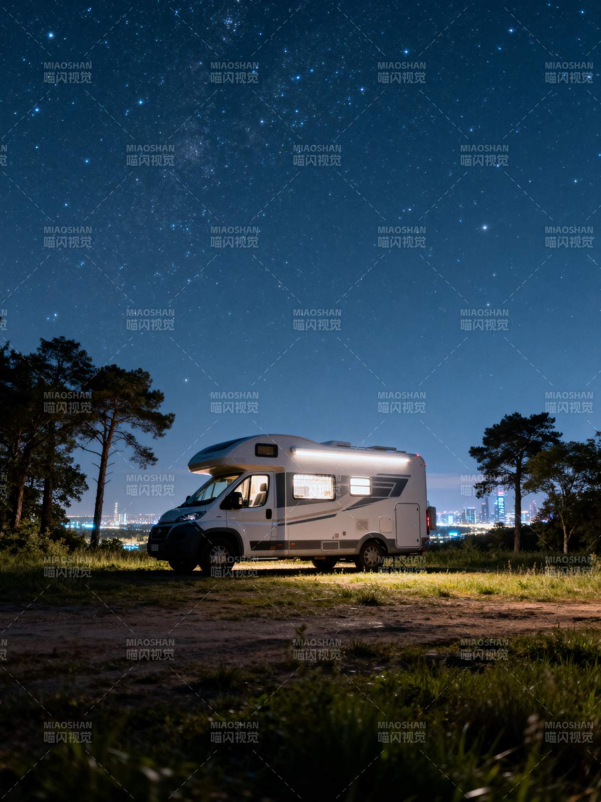 星空下的房车夜景图片