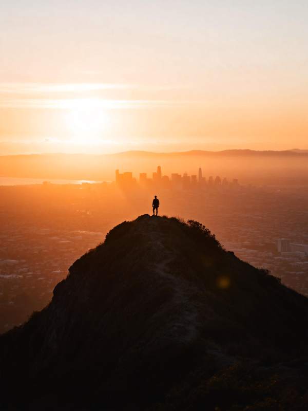 山顶日出眺望城市图片