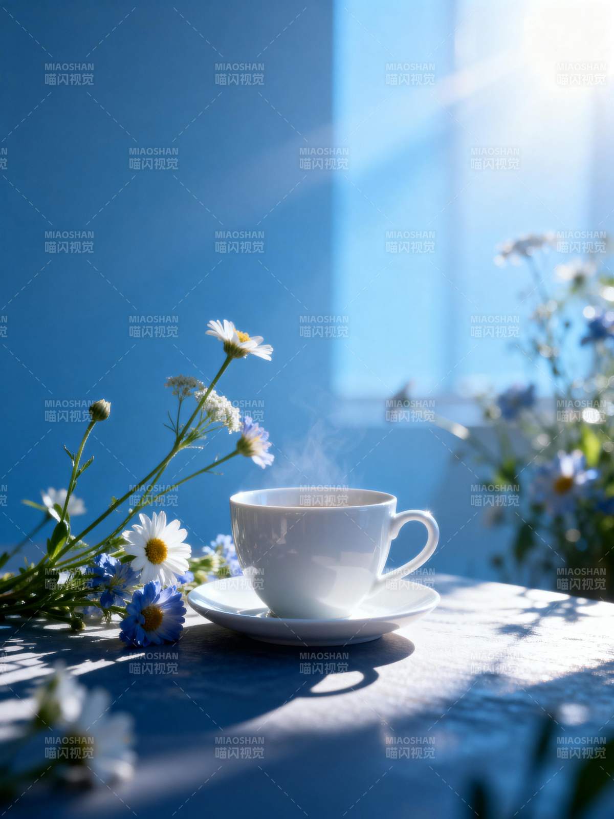 晨光中的花与茶图片