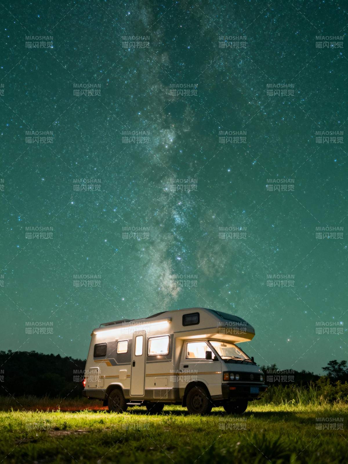 星空下的房车夜景图片