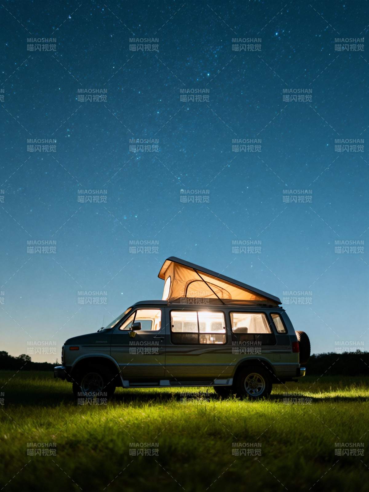 星空下的露营车图片