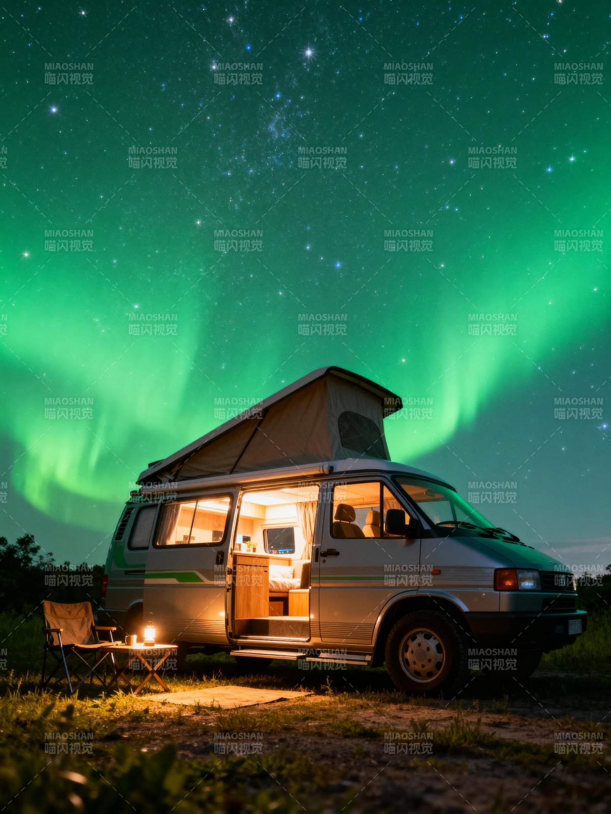 极光下的露营车图片