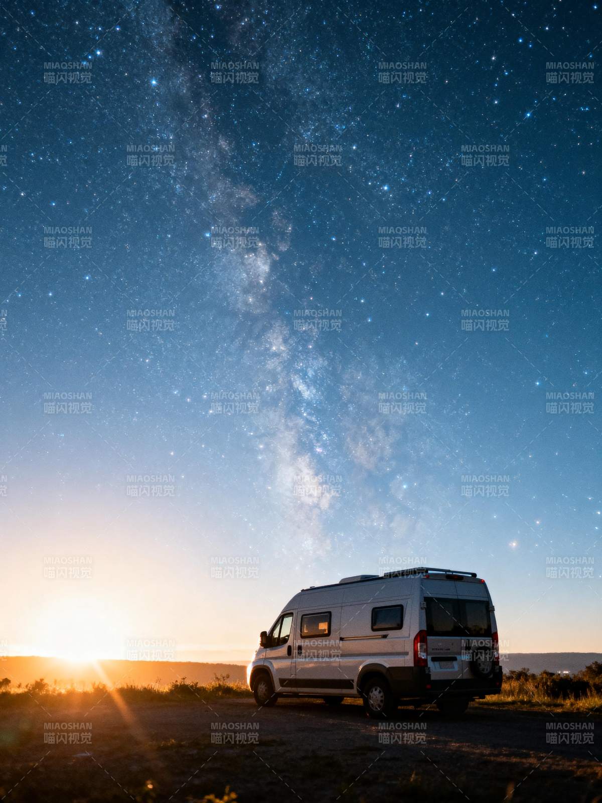 星空下的露营车图片