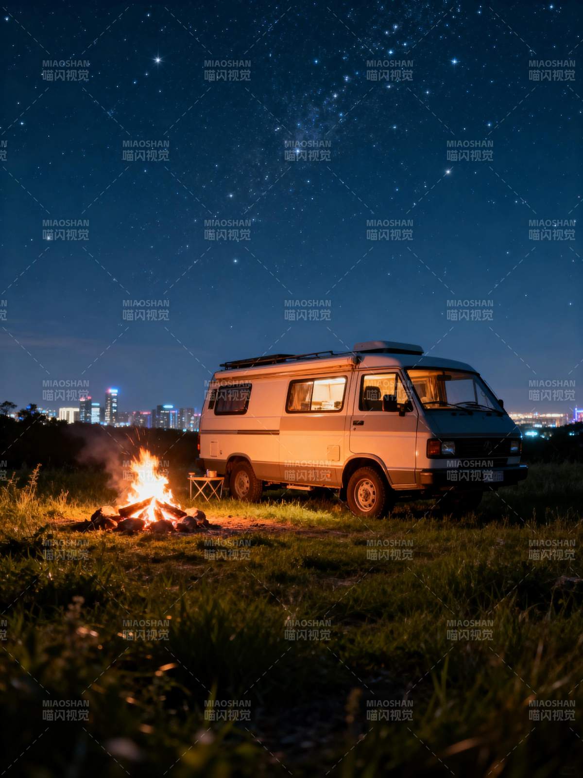 星空下的露营车图片