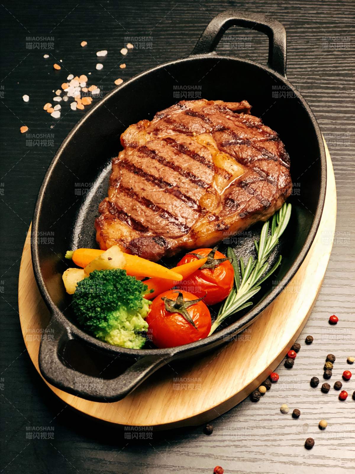 香煎牛排配时蔬图片