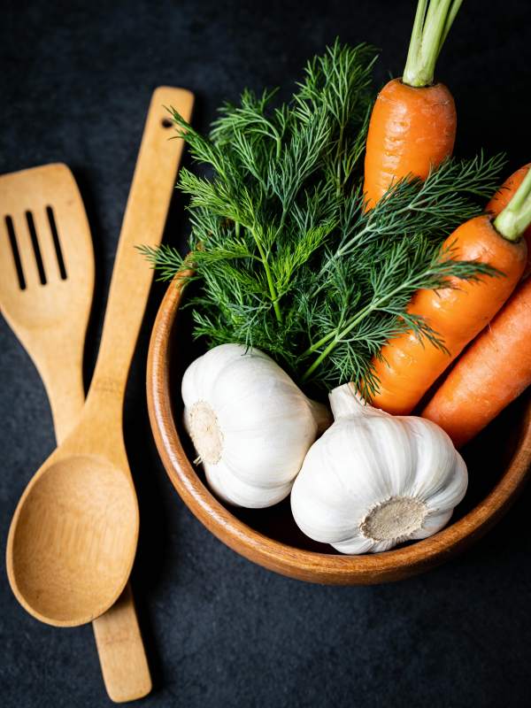 新鲜蔬菜与厨具图片