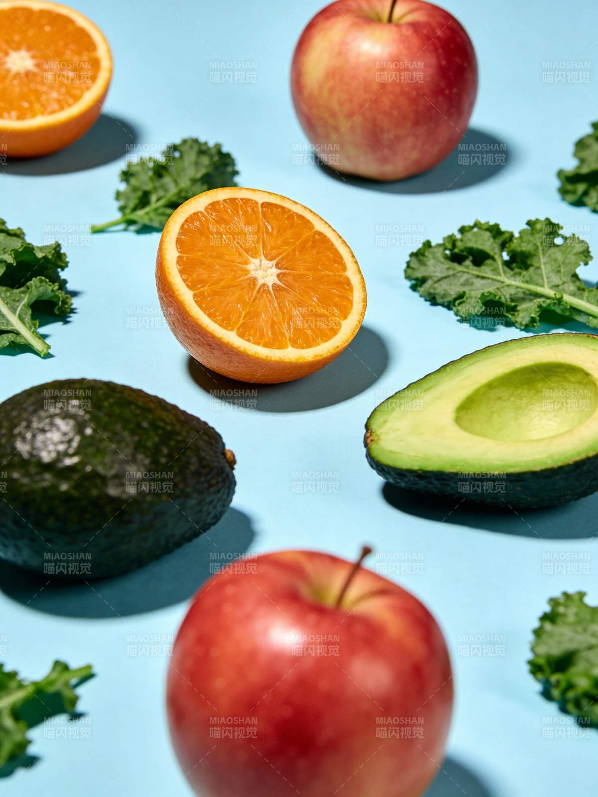 新鲜水果与绿叶图片