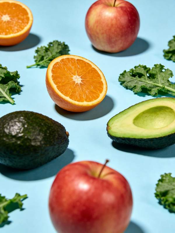 新鲜水果与绿叶图片