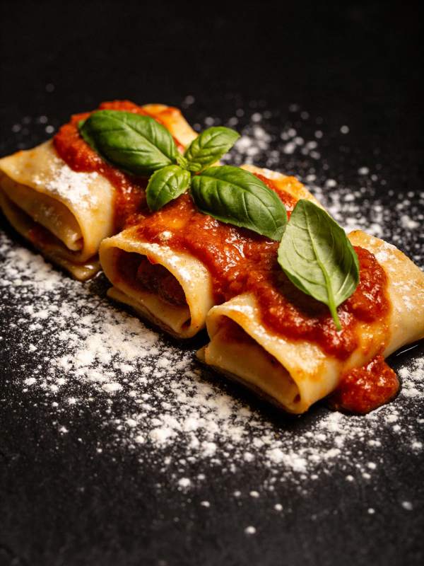 意式卷饼配罗勒图片