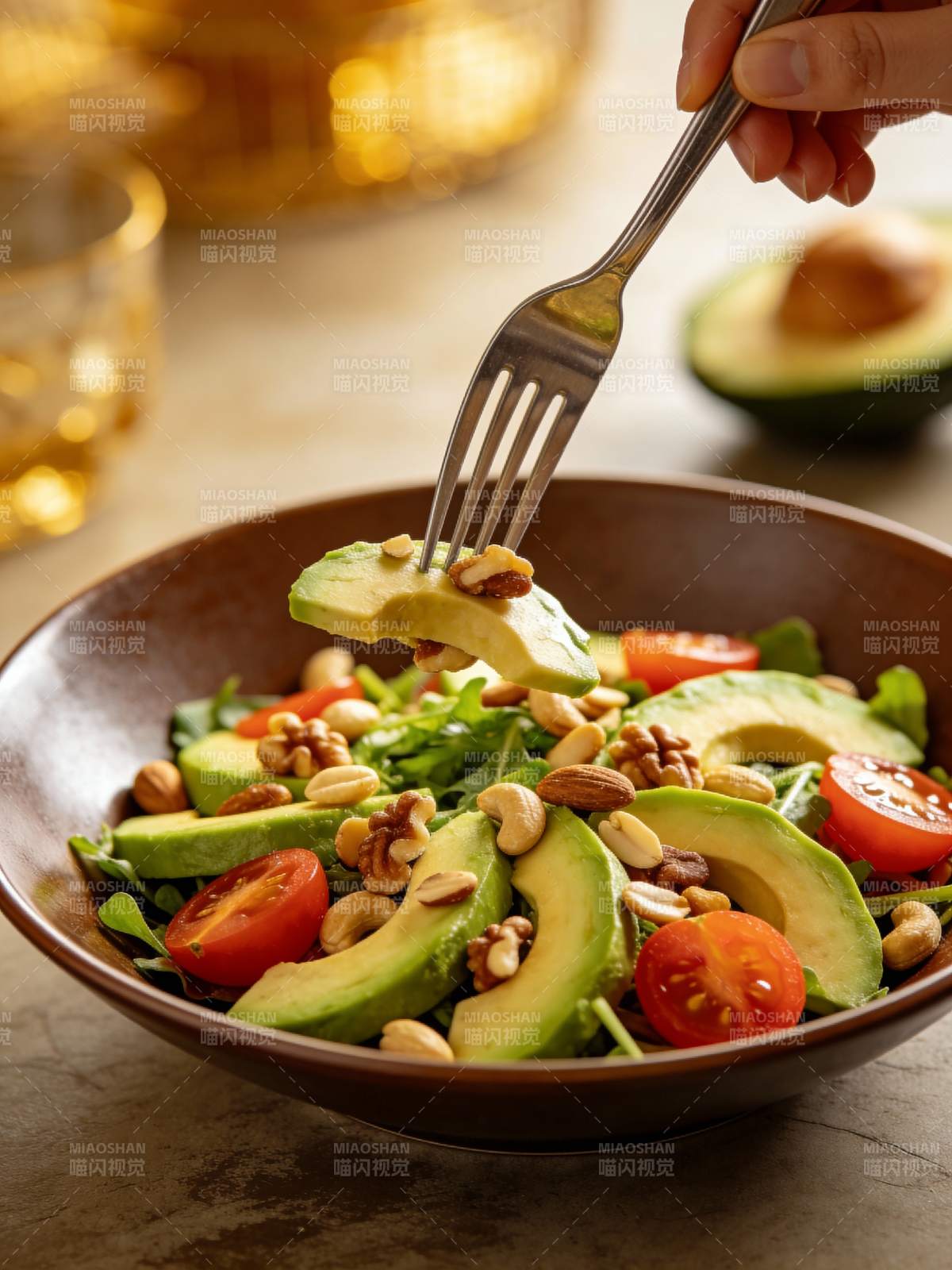 牛油果沙拉配坚果图片