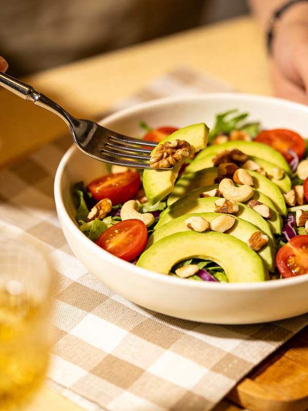 牛油果沙拉配坚果图片