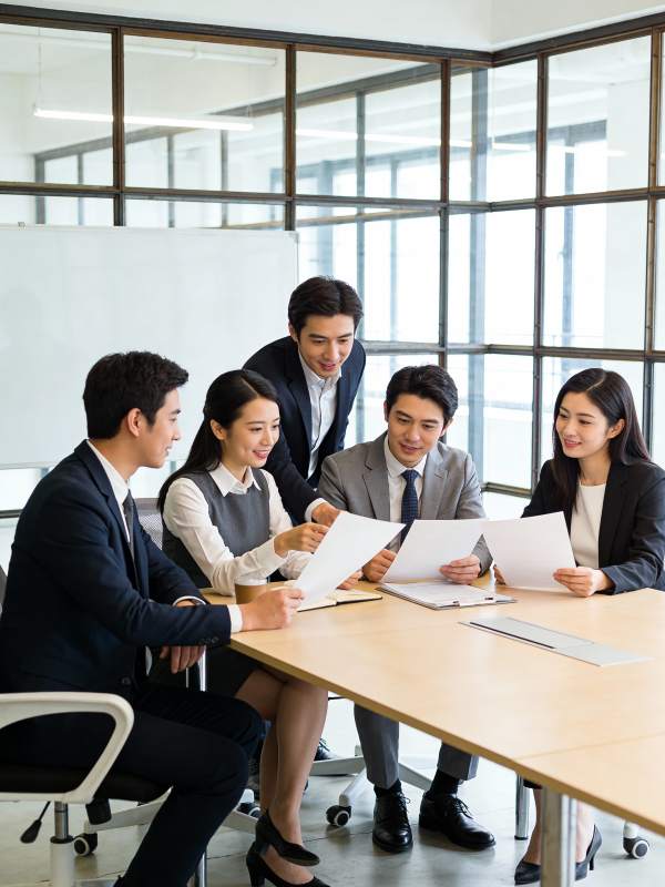 商务团队会议讨论图片