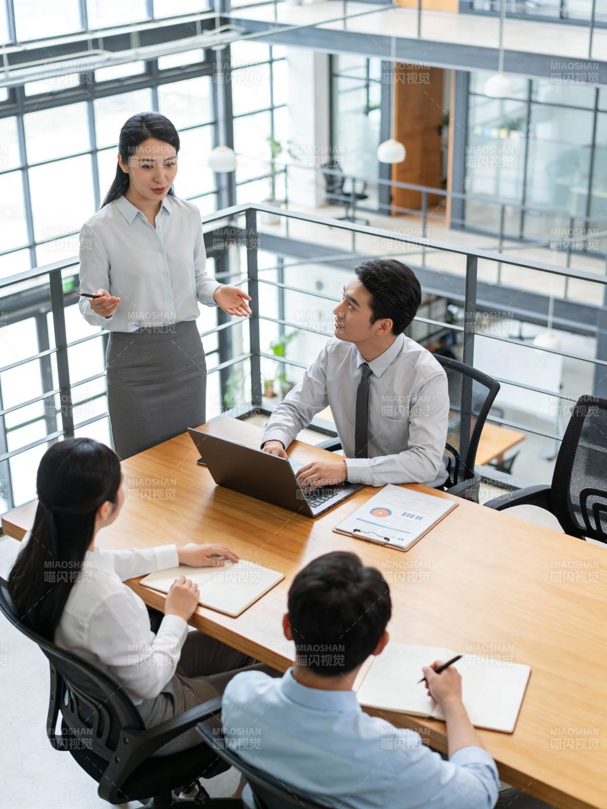 团队会议讨论中图片