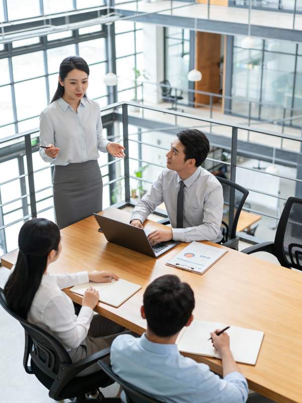 团队会议讨论中图片