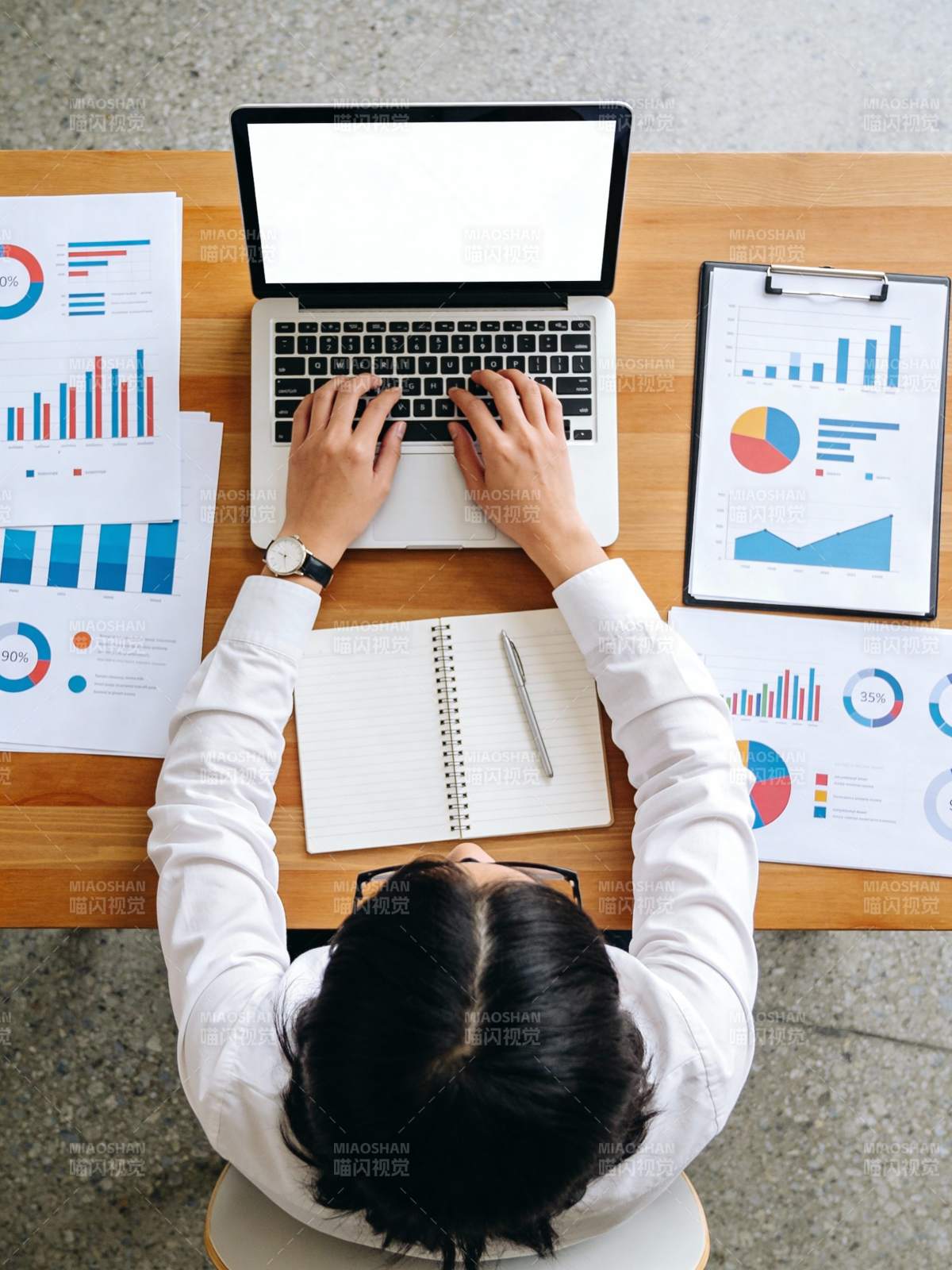 专注办公 数据为伴图片