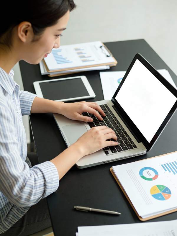 专注办公的女性图片