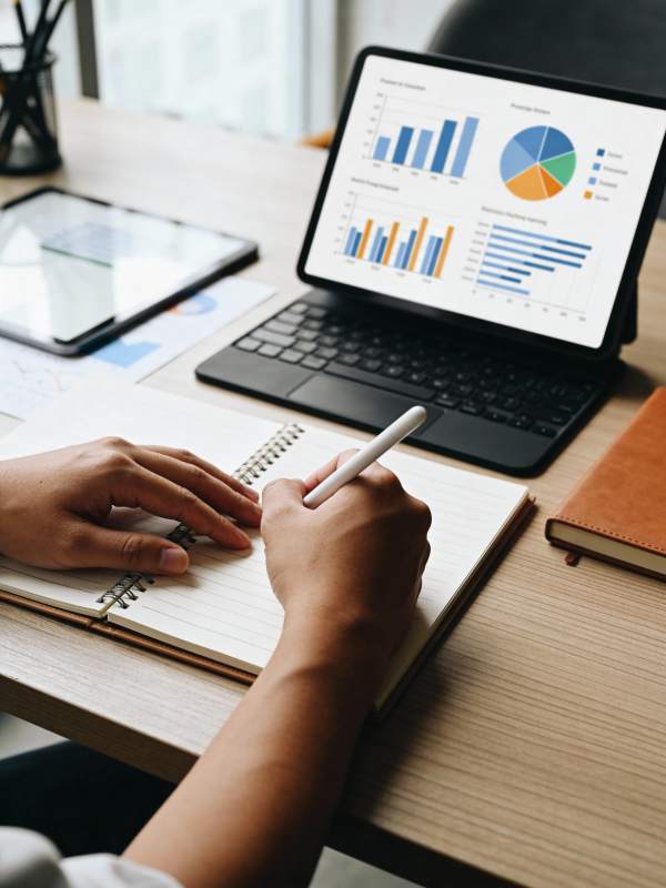 办公桌前专注工作图片