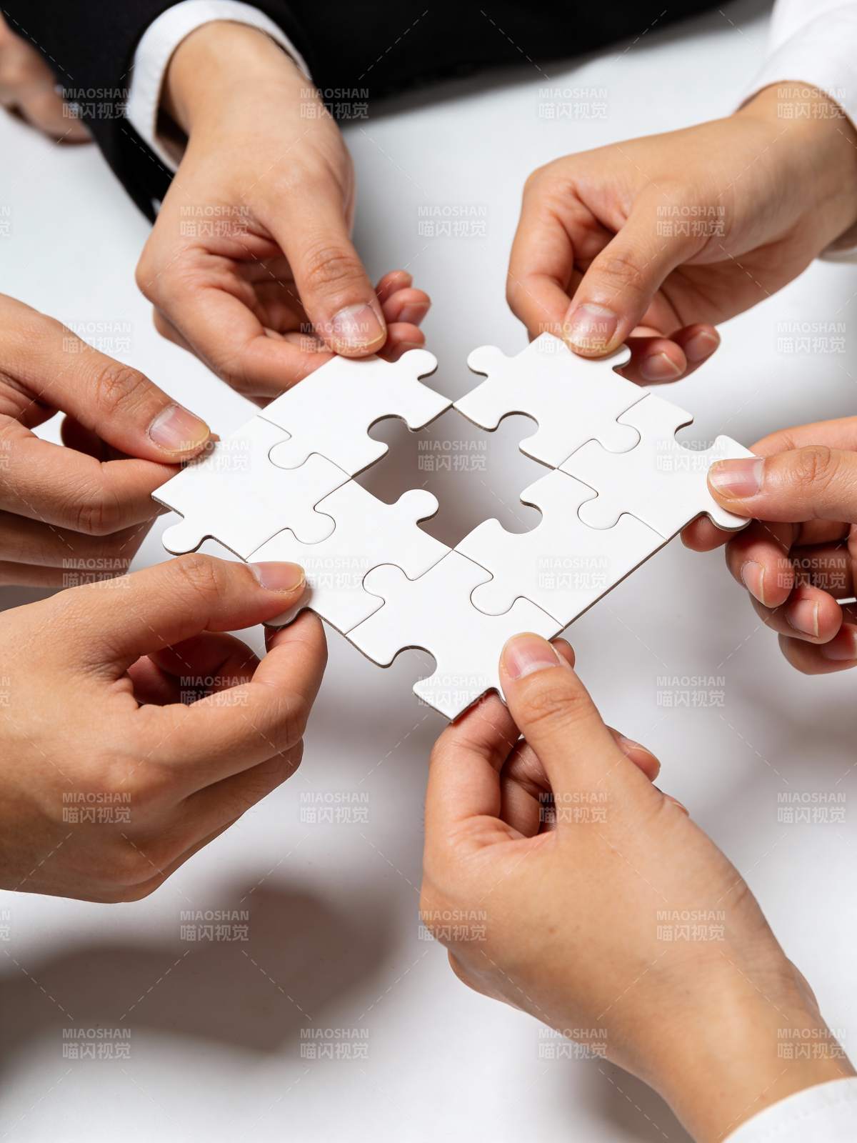 携手拼图 共筑未来图片