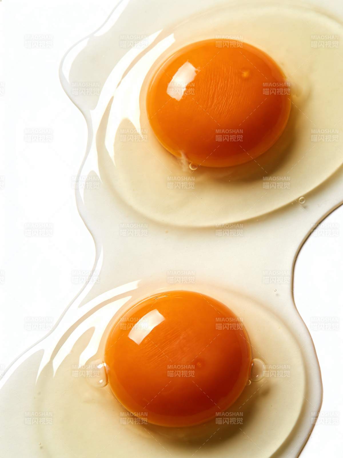 双蛋黄特写图片