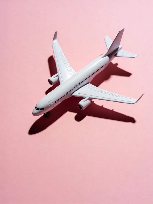 粉色背景上的飞机模型图片