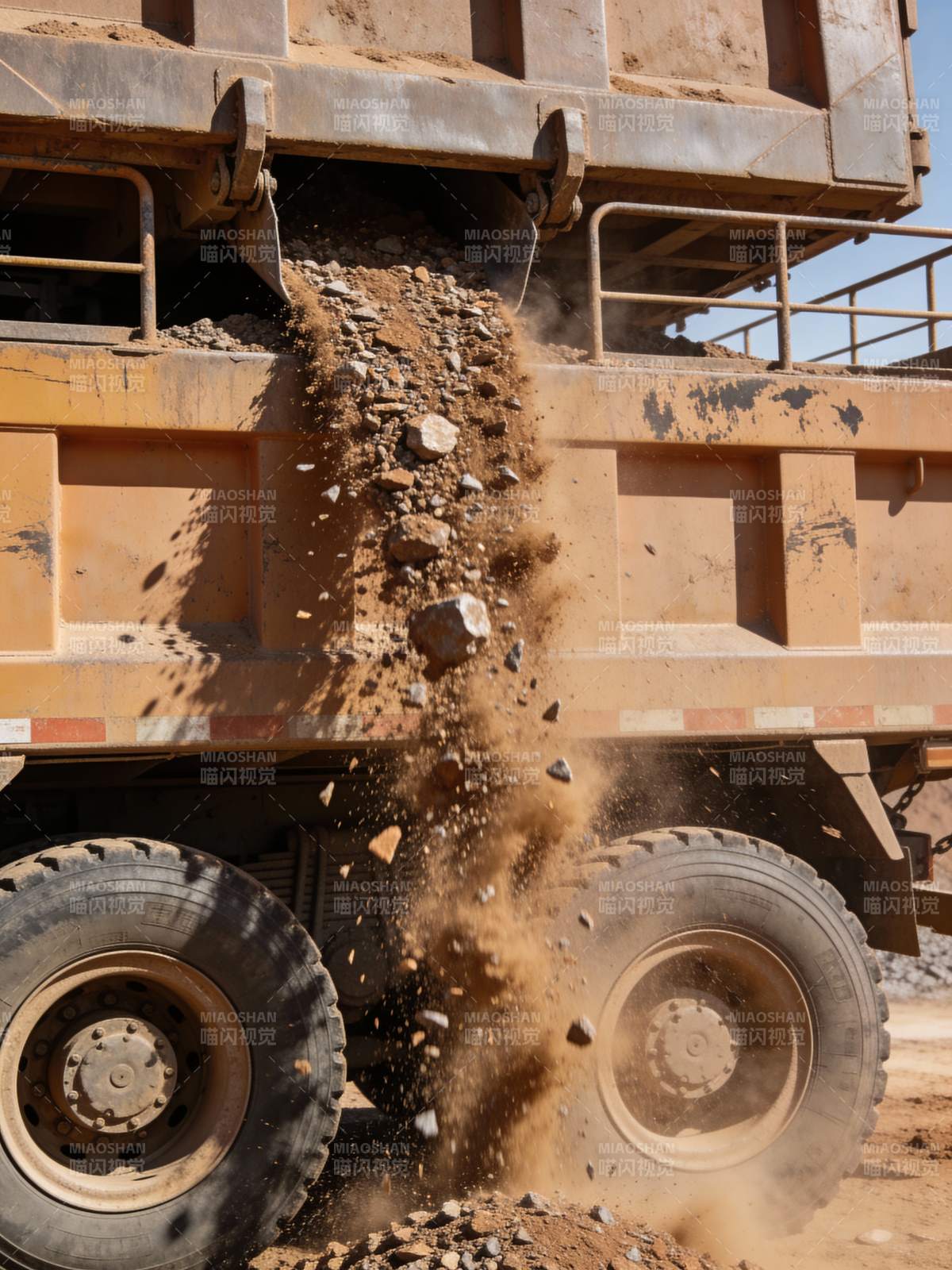 卡车卸土瞬间图片