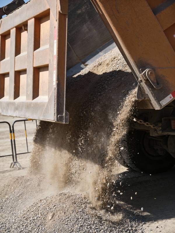 卡车卸料现场图片