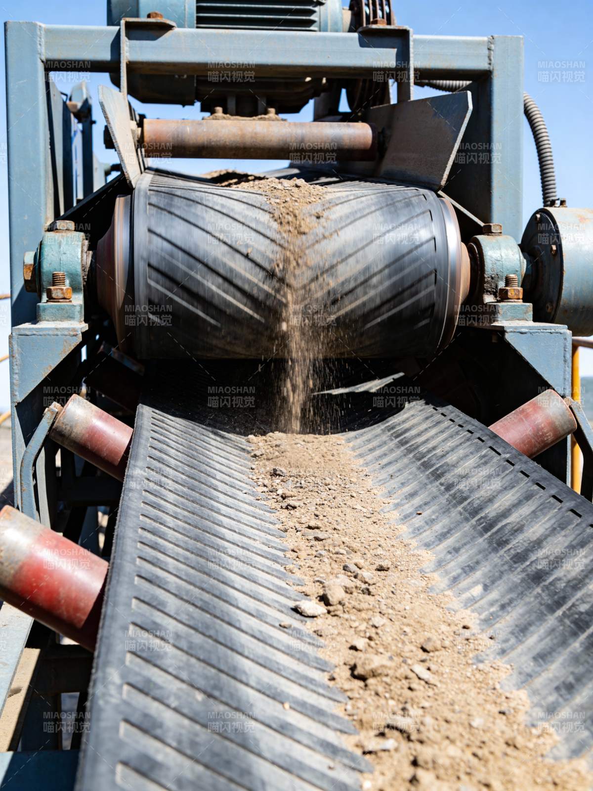 砂石筛分作业现场图片