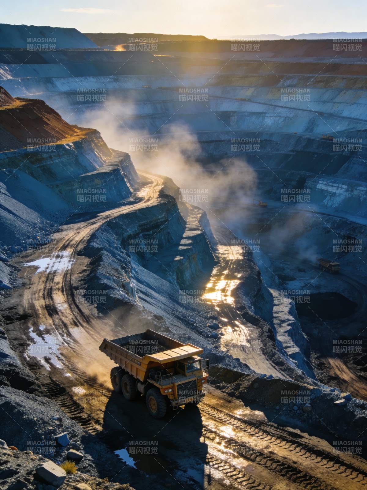 矿山巨兽作业中图片