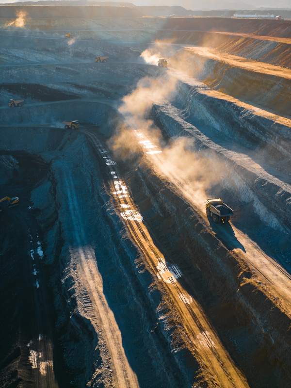 矿山运输繁忙景象图片