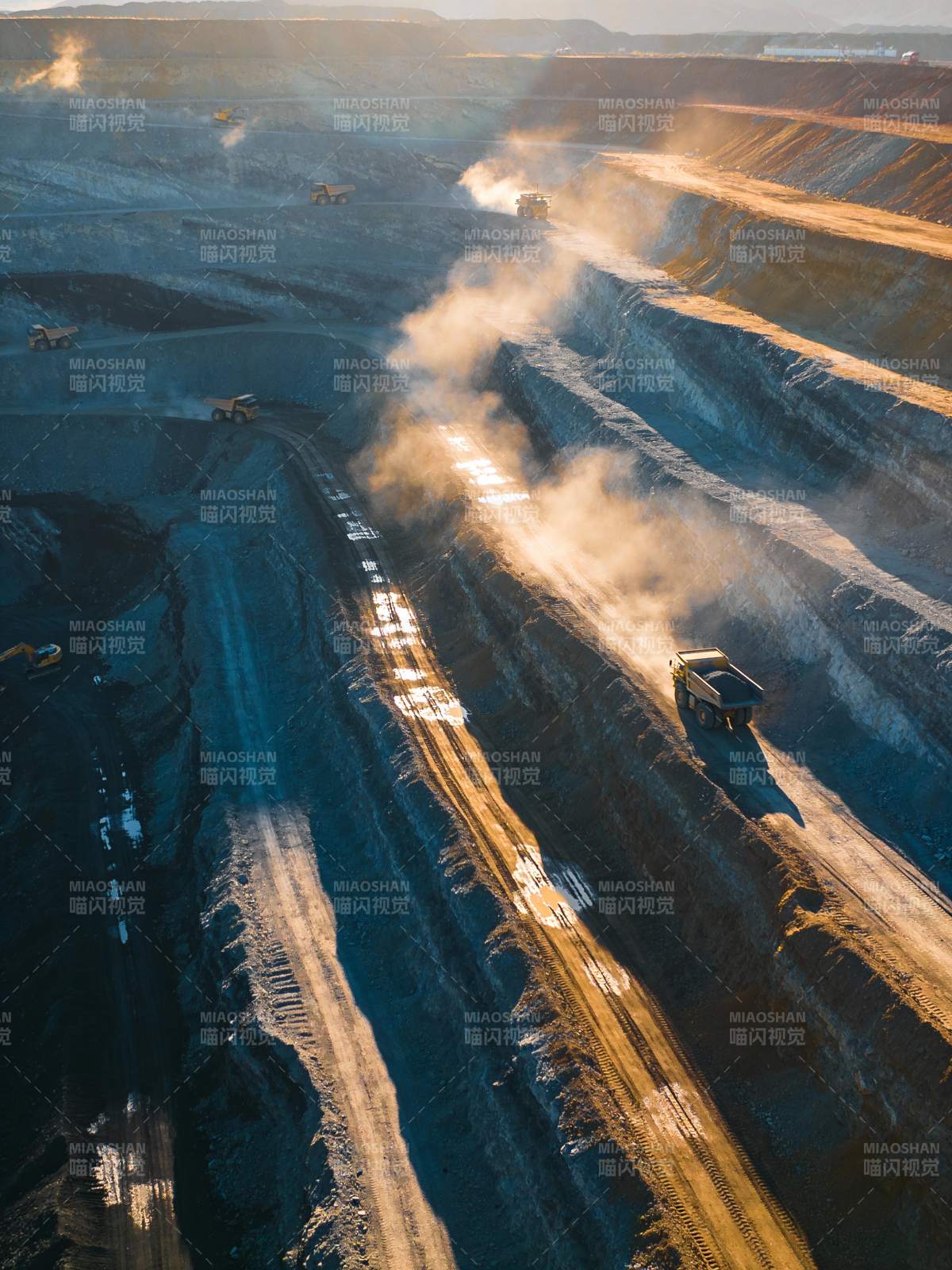 矿山运输繁忙景象图片