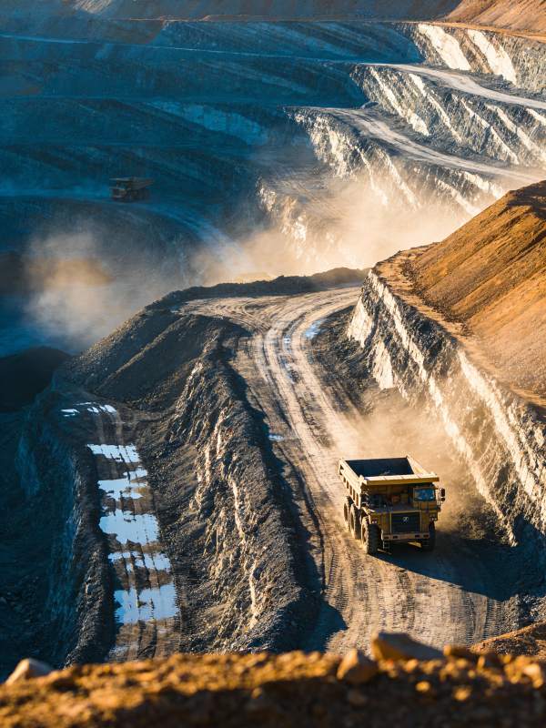 矿山运输车作业图片