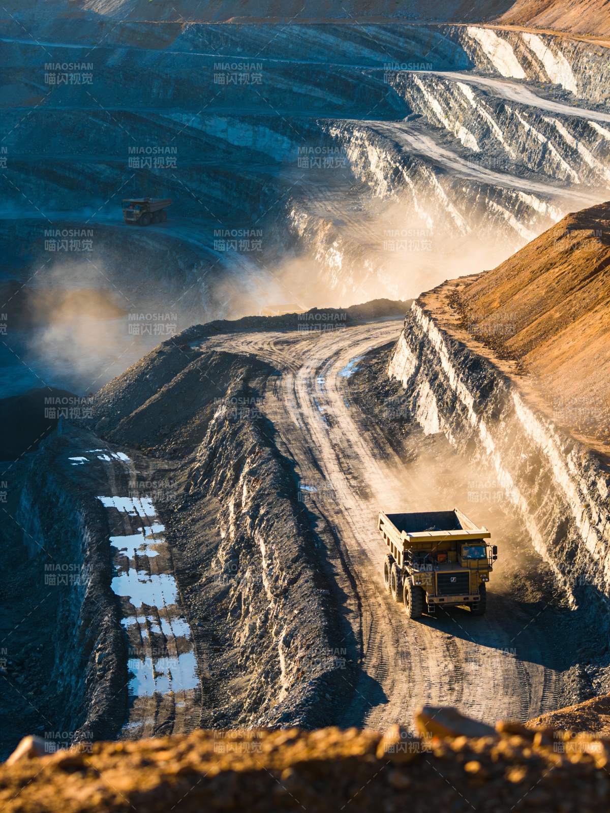矿山运输车作业图片