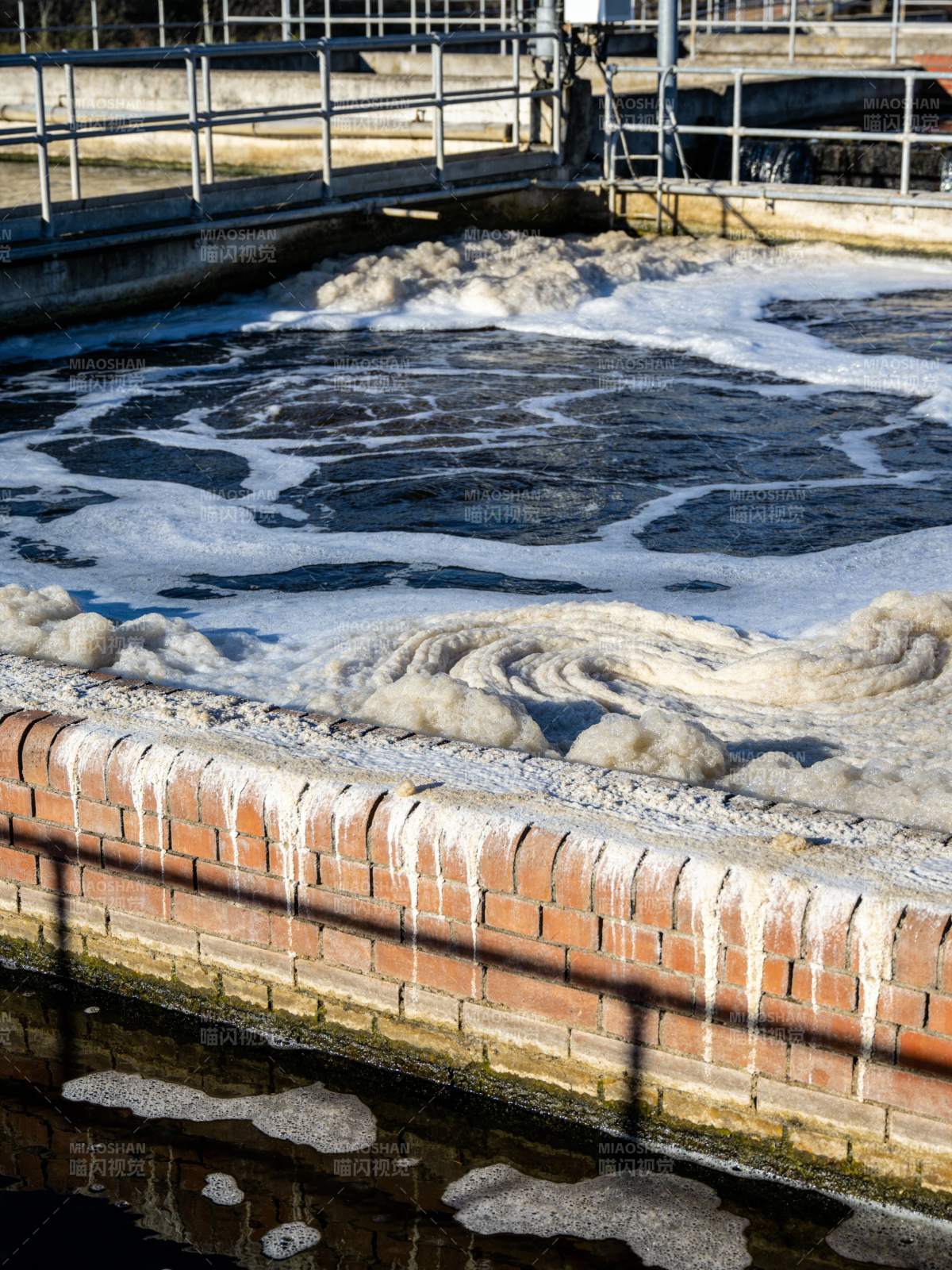 污水处理池泡沫图片