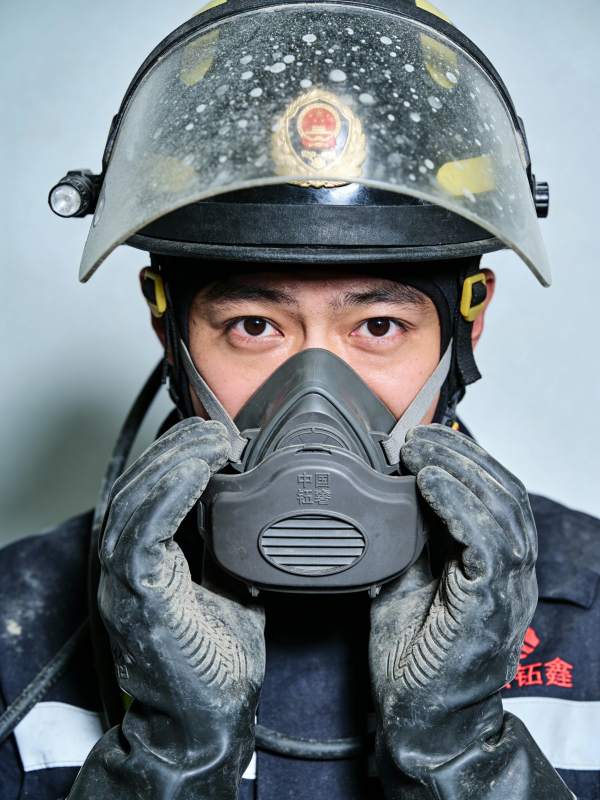消防员佩戴防护装备图片