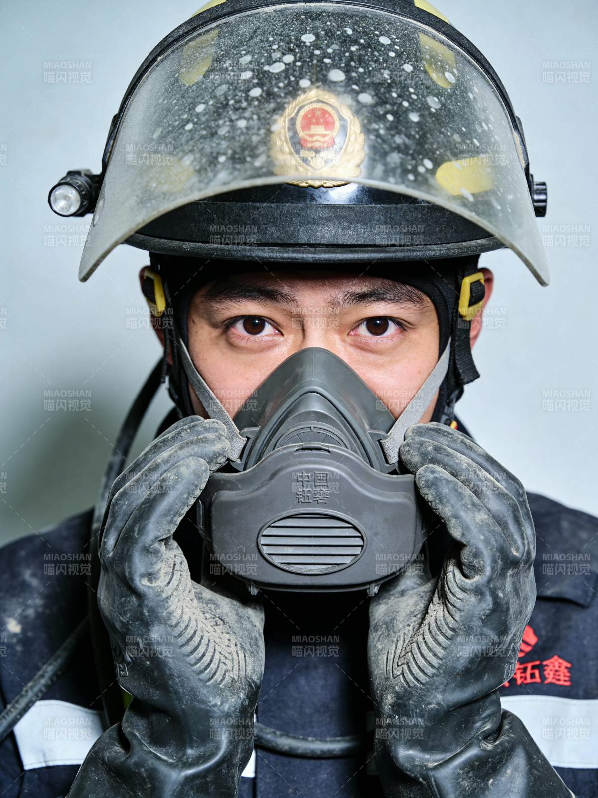 消防员佩戴防护装备图片