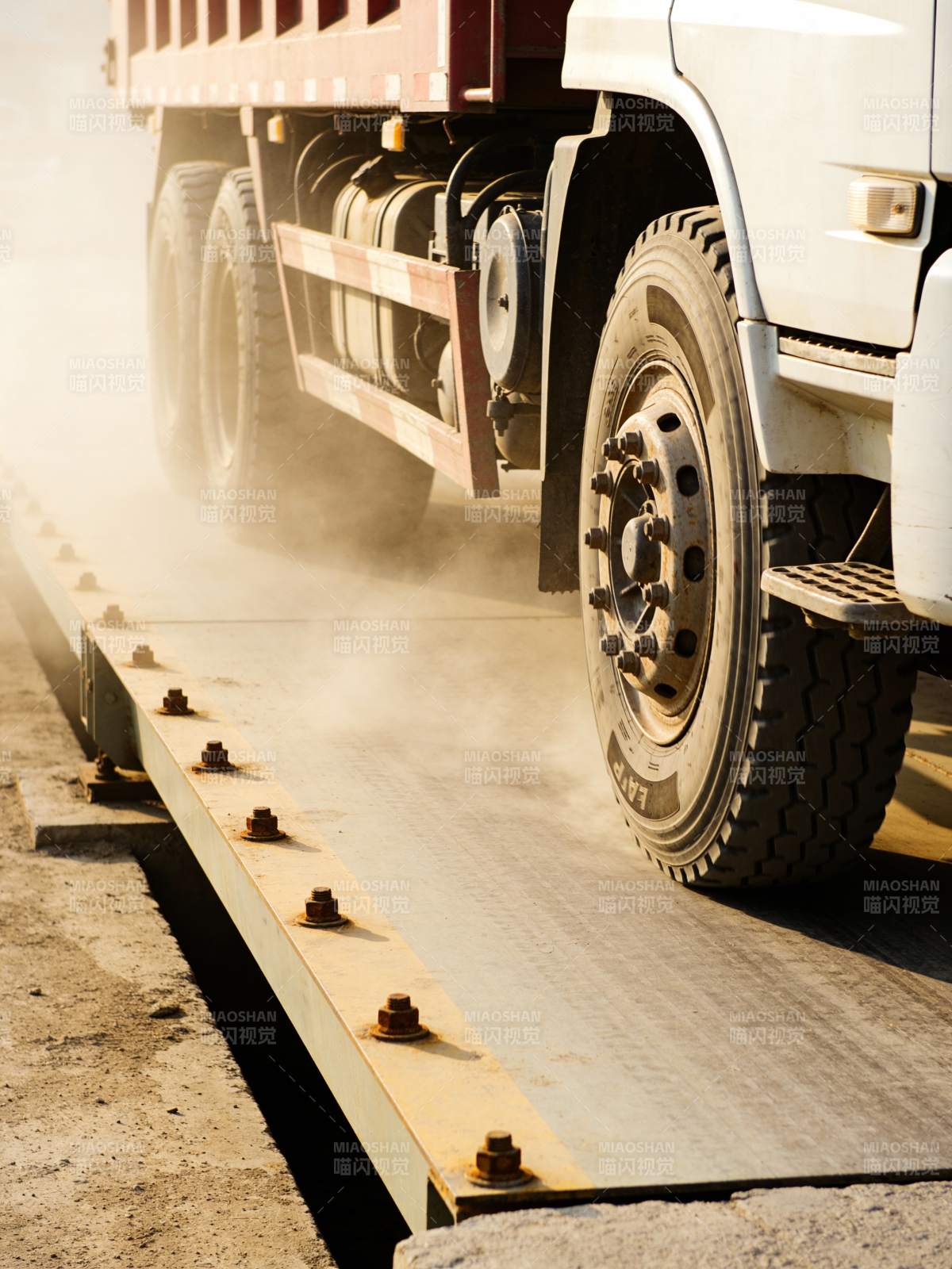 卡车驶过尘土飞扬图片