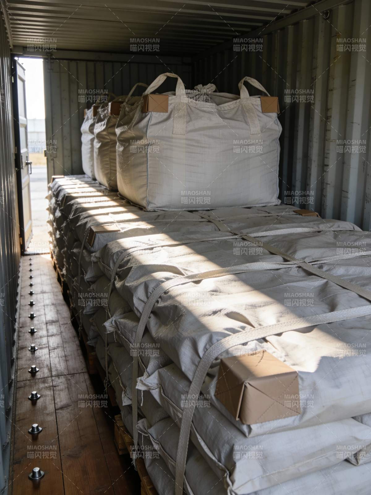 集装箱内堆叠货物图片