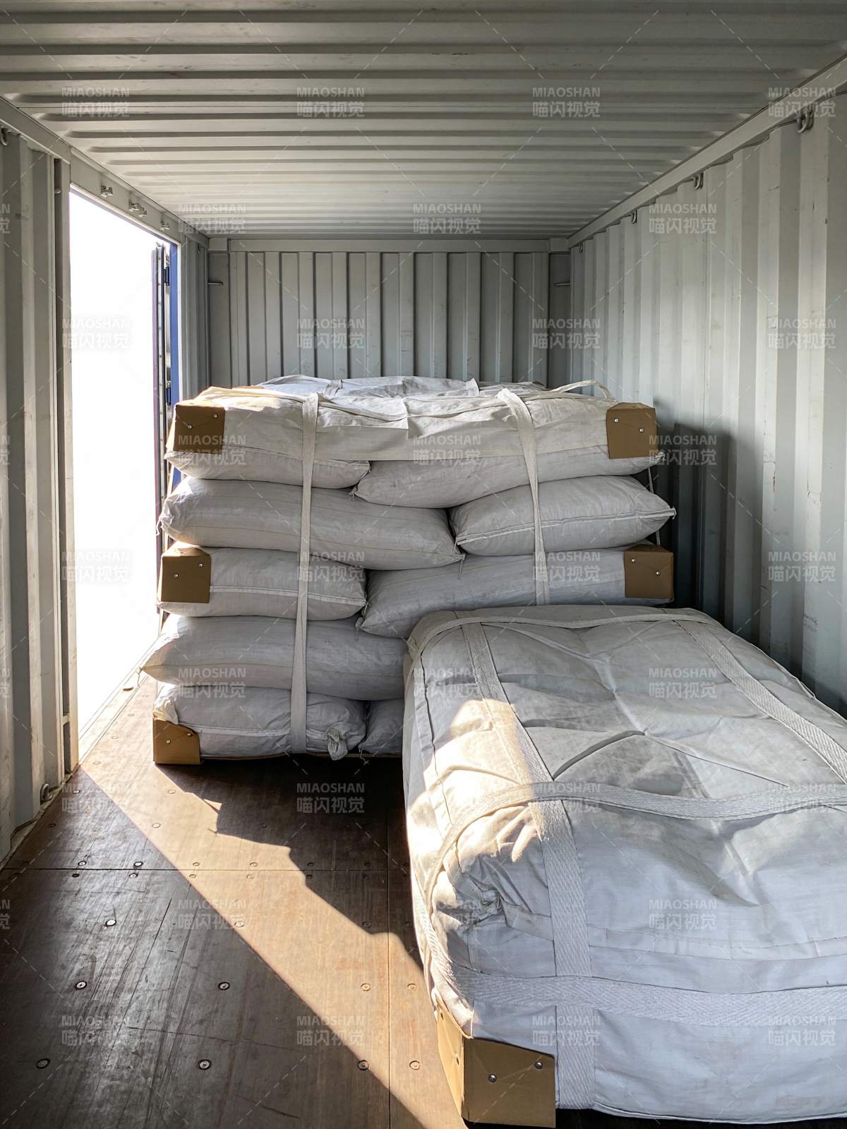 集装箱内堆叠的货物袋图片