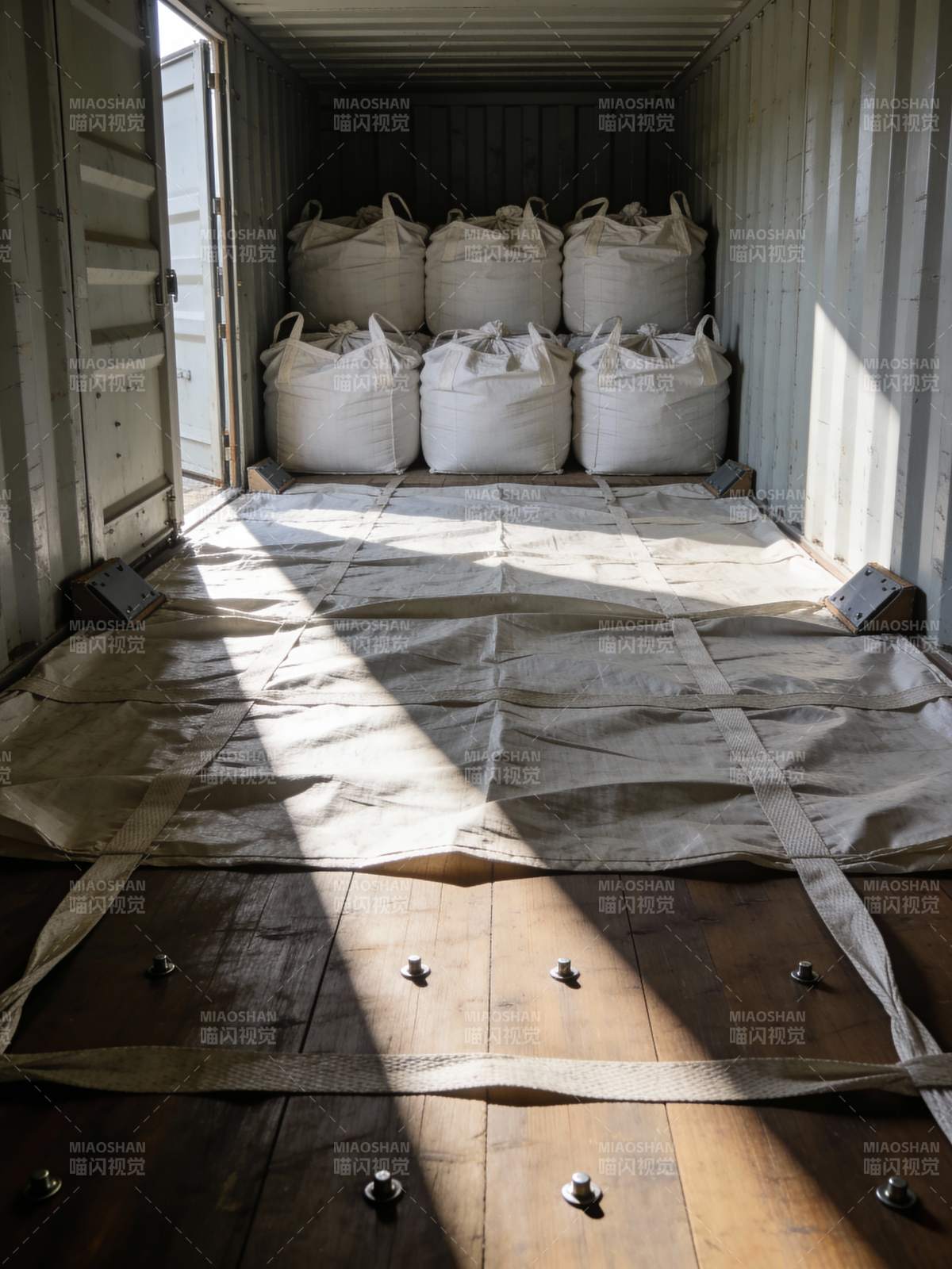 集装箱内装袋货物图片