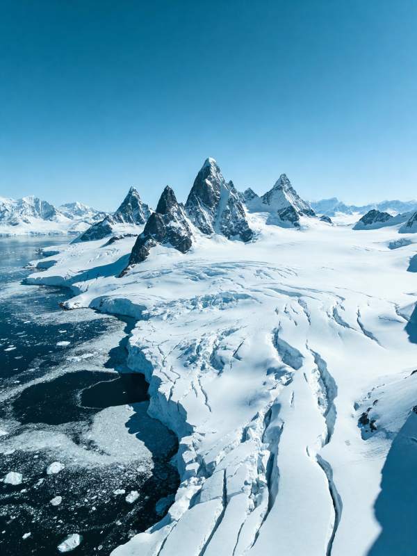 冰川雪峰映碧空图片