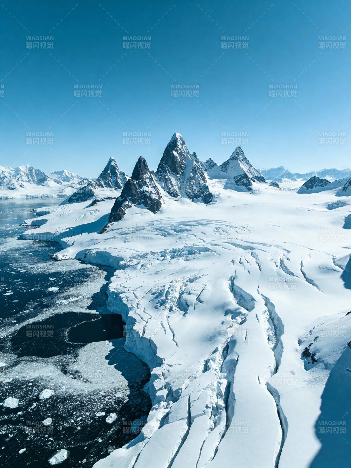 冰川雪峰映碧空图片