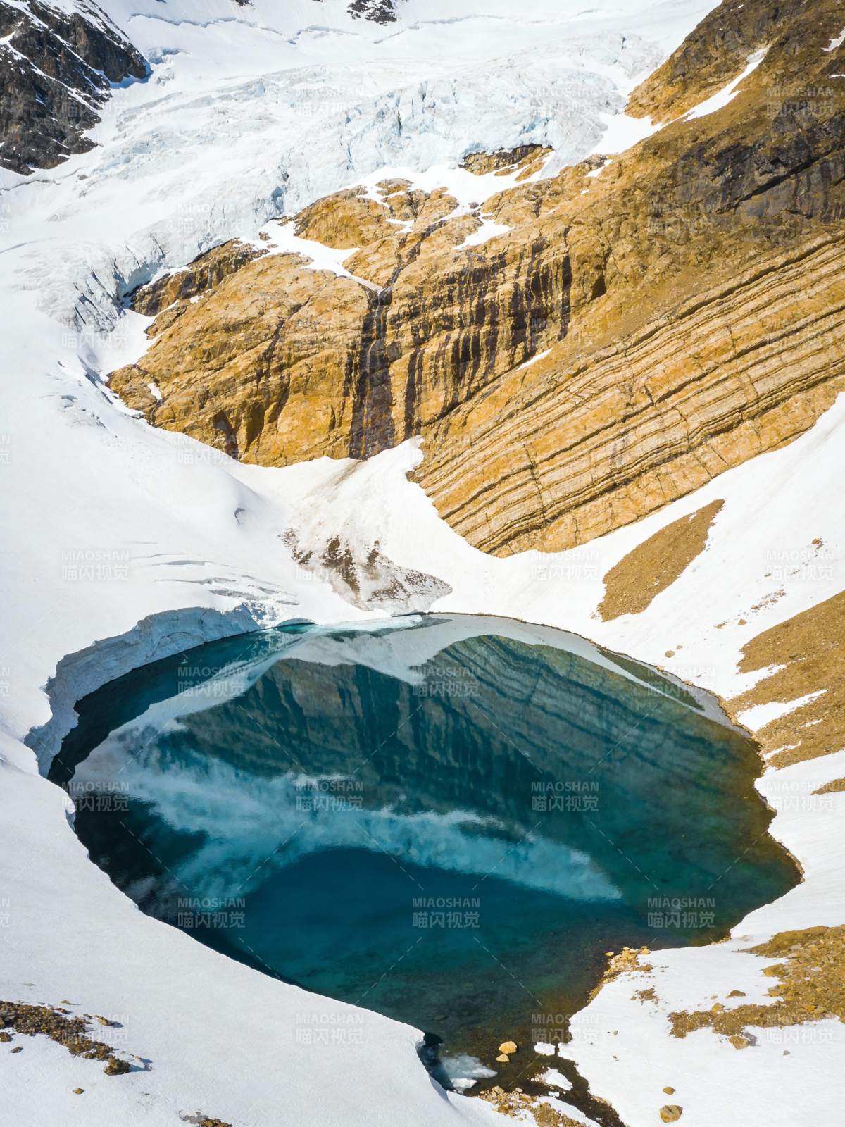 雪山镜湖图片