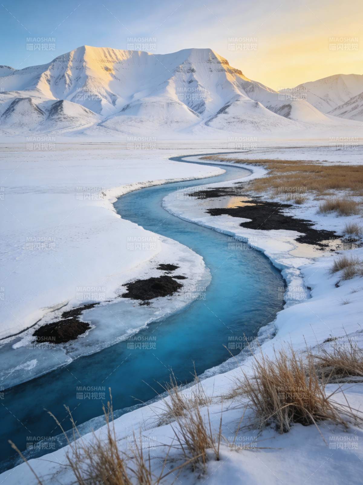 雪原蓝河图片